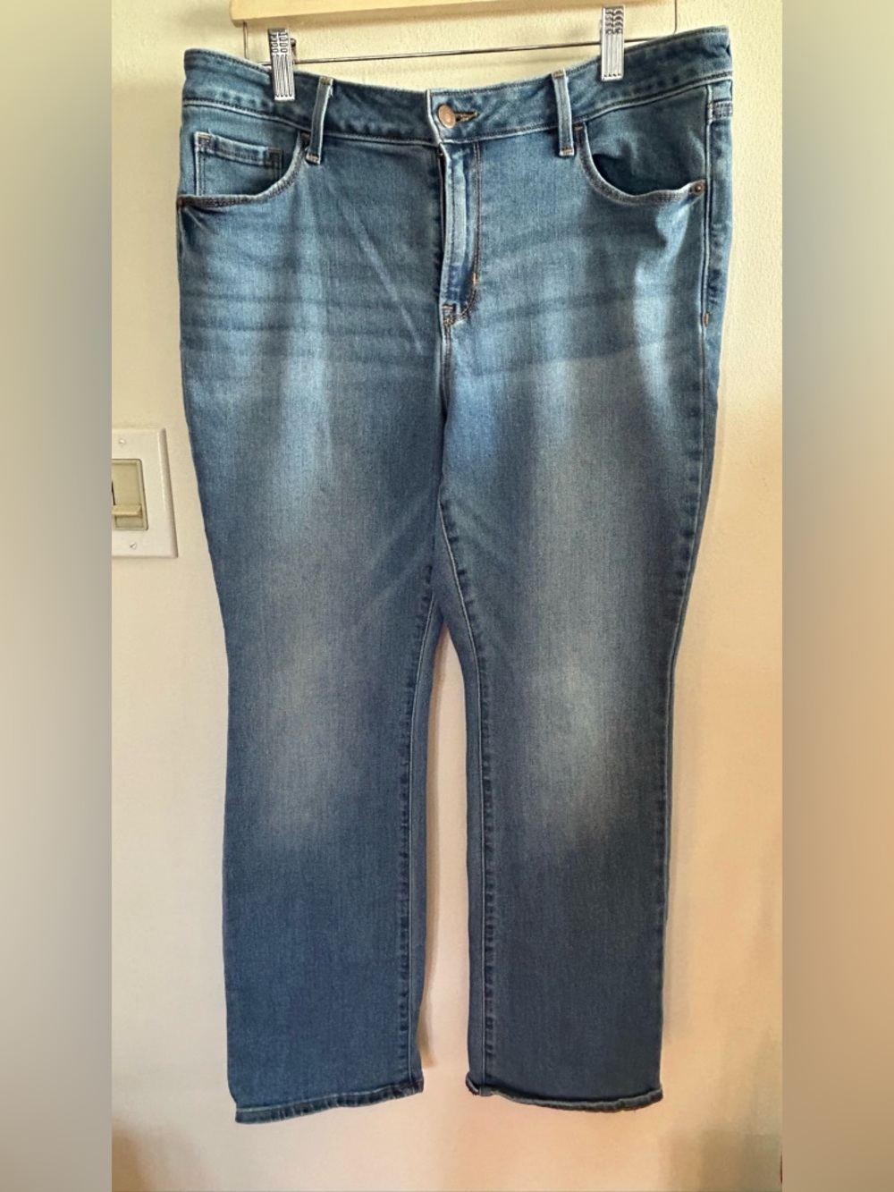 OLD NAVY Mid Rise Kicker Boot Cut Jeans in a Light Wash Size 14 Short